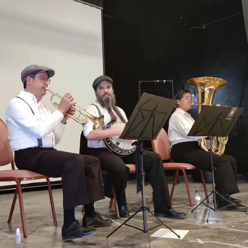 jmolina77tr's tweet photo. Aquest matí, concert-vermouth a Sant Antolí amb #dixthree
w/
@enric_caballe
@lamariadelatuba
@monettetrumpets
🎺 #jazztrumpet
#tromba #trompeta #trumpet #trumpeter #trumpetgram #trumpetist #trumpetlife #trumpetlove #trumpetlovers #trumpetsolo #trump… https://t.co/SpaBAbtWRd https://t.co/rvwKEe39pu