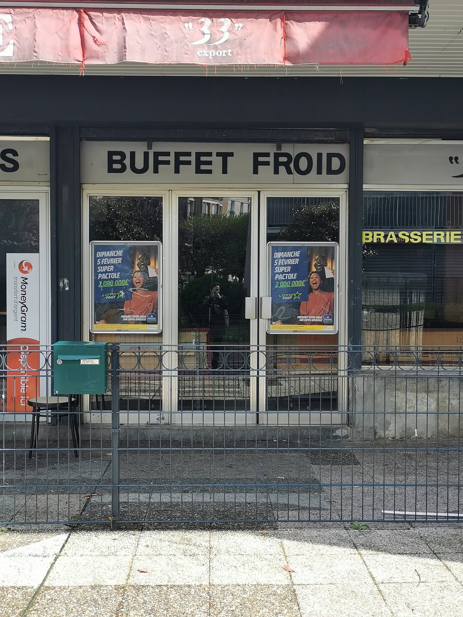 Badalssim's tweet photo. #CommercePop en désuétude https://t.co/GSwv66J49t