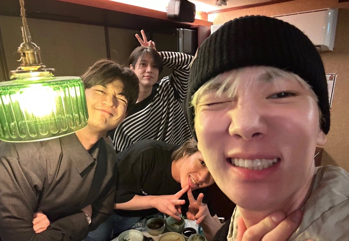 typical_shawol's tweet photo. Я так счастлива, что они вместе! Тэмин как будто лет 10 был на службе 🥲 

Это фото дарит тепло ❤️

#Тэмин #Teamin #SHINee https://t.co/O4aaRZZrQg