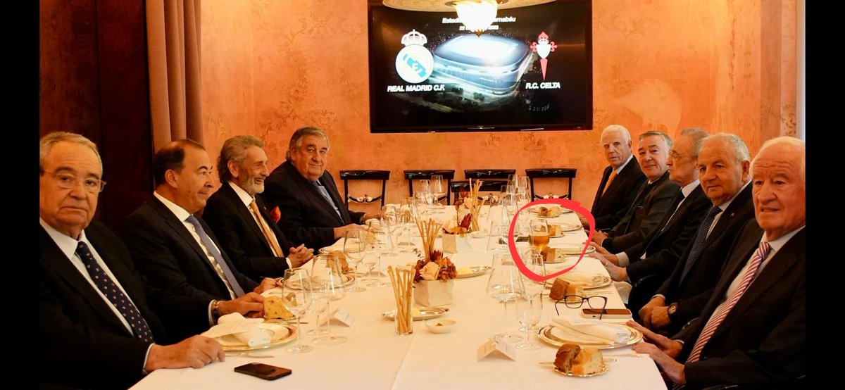 Florentino,único con bebida porque al ser un ser superior Dios le sirve las cervezas