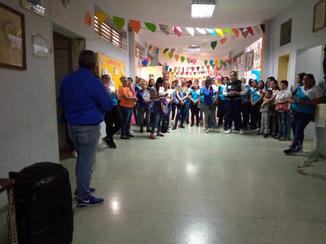 SomosUnem's tweet photo. #FormandoEducadores 📢|| Desde la comuna El Niño Simón Bolívar en el Municipio Ezequiel Zamora, la #UTGUCojedes hizo la juramentación del Movimiento Pedagógico Nacional Robinsoniano.
#MovimientoRobinsonianoUNEM
#FiestaDeportivaDelALBA
@NicolasMaduro
@_LaAvanzadora
@MPPEDUCACION https://t.co/ST14UNKk4w