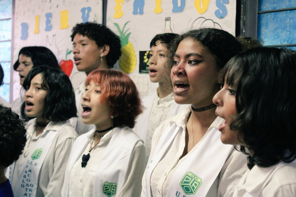 cosi_venezuela's tweet photo. #22Abr 📸|Desde el Urbanismo Simón Bolívar, en el Fuerte Tiuna de Ccs, la Delegación de la Asociación por La Paz y La Solidaridad Internacional #GeFIS, junto al COSI; participaron de un Concierto desarrollados por los niños, niñas y jóvenes del Núcleo Bolívar- Chávez @orfeonccs https://t.co/NlnFFUhDZc