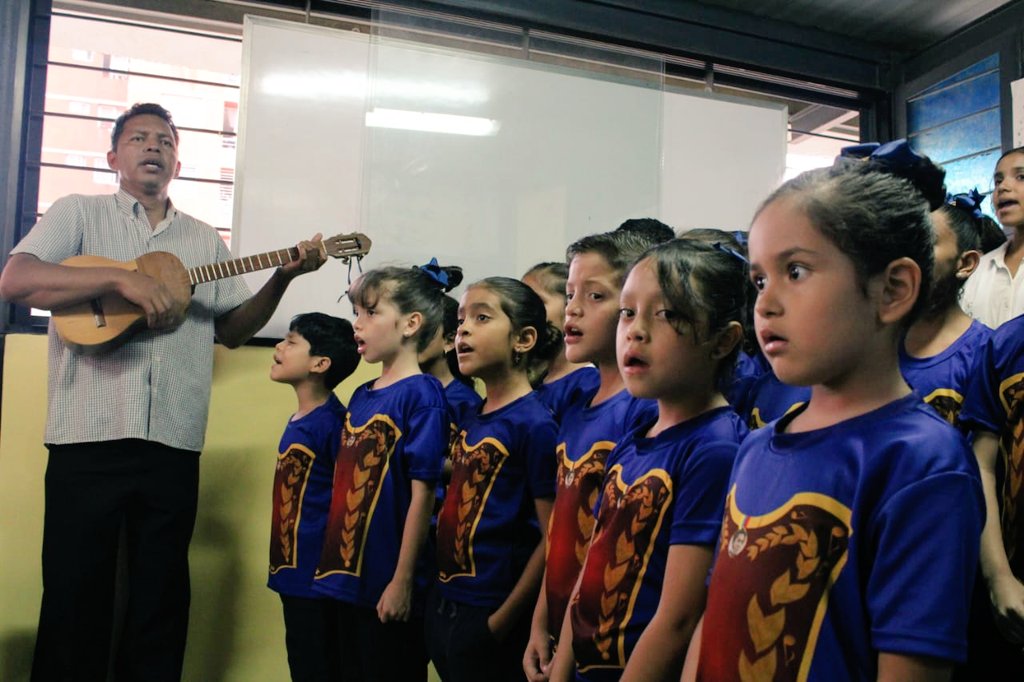 cosi_venezuela's tweet photo. #22Abr 📸|Desde el Urbanismo Simón Bolívar, en el Fuerte Tiuna de Ccs, la Delegación de la Asociación por La Paz y La Solidaridad Internacional #GeFIS, junto al COSI; participaron de un Concierto desarrollados por los niños, niñas y jóvenes del Núcleo Bolívar- Chávez @orfeonccs https://t.co/NlnFFUhDZc