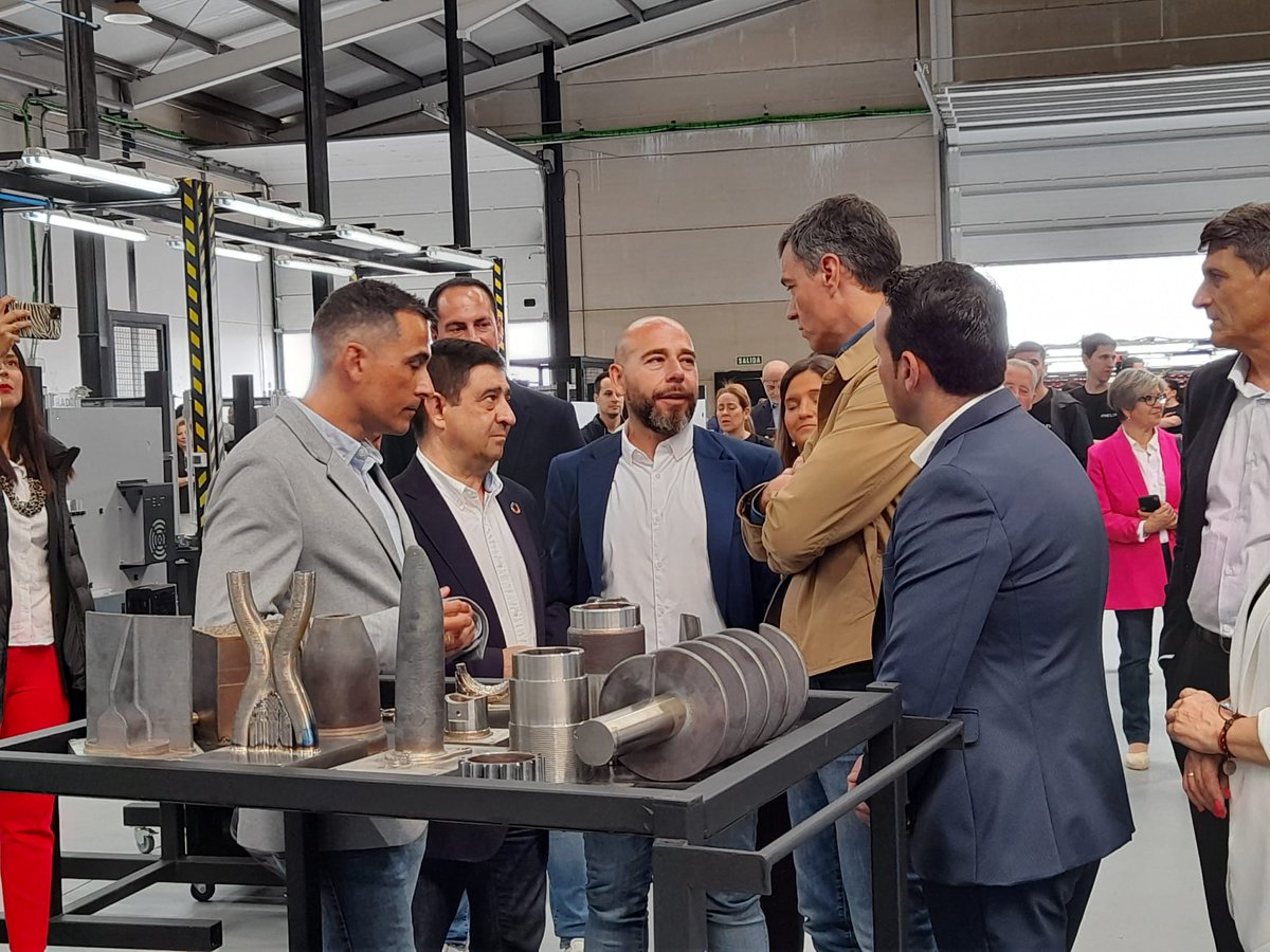 Zorropatriota's tweet photo. El presidente @sanchezcastejon visita una empresa de #Linares (cerrada los sábados ) como visita institucional
Vino y se fué en el helicóptero #Puma, después a Úbeda con la presentación del  @psoeubeda 20min. por carretera, pero él en helicóptero 
#LaCampaña del @PSOE
#LaPagasTú https://t.co/O4UzxNzcca