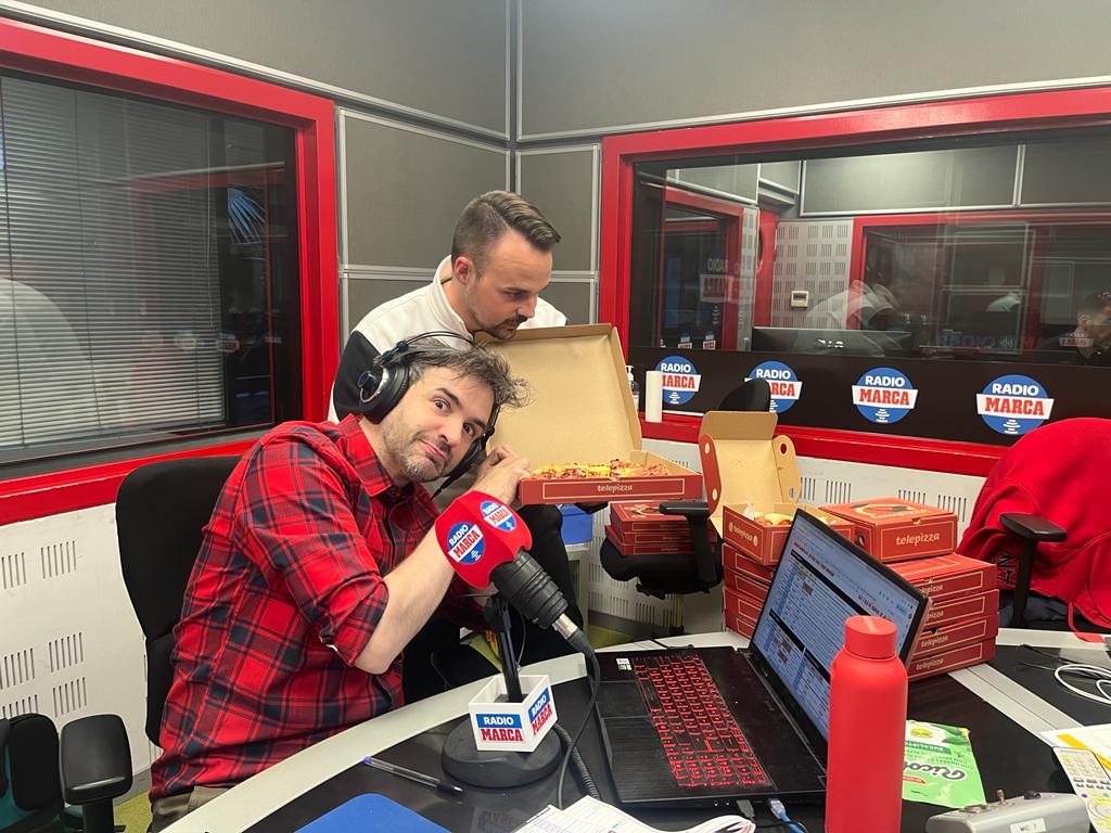 RadioMARCA's tweet photo. 😋🍕 ¡Cómo nos vamos a poner con @telepizza_es!

😏🎙️ La mejor cena para una noche de @LaLiga en @Marcador 

⚽️⭐️ Acompáñanos durante el #RealMadridCelta y una cena de CATEGORÍA 

📻 https://t.co/ilgsizI4uT https://t.co/LMKQ8lrQZ3