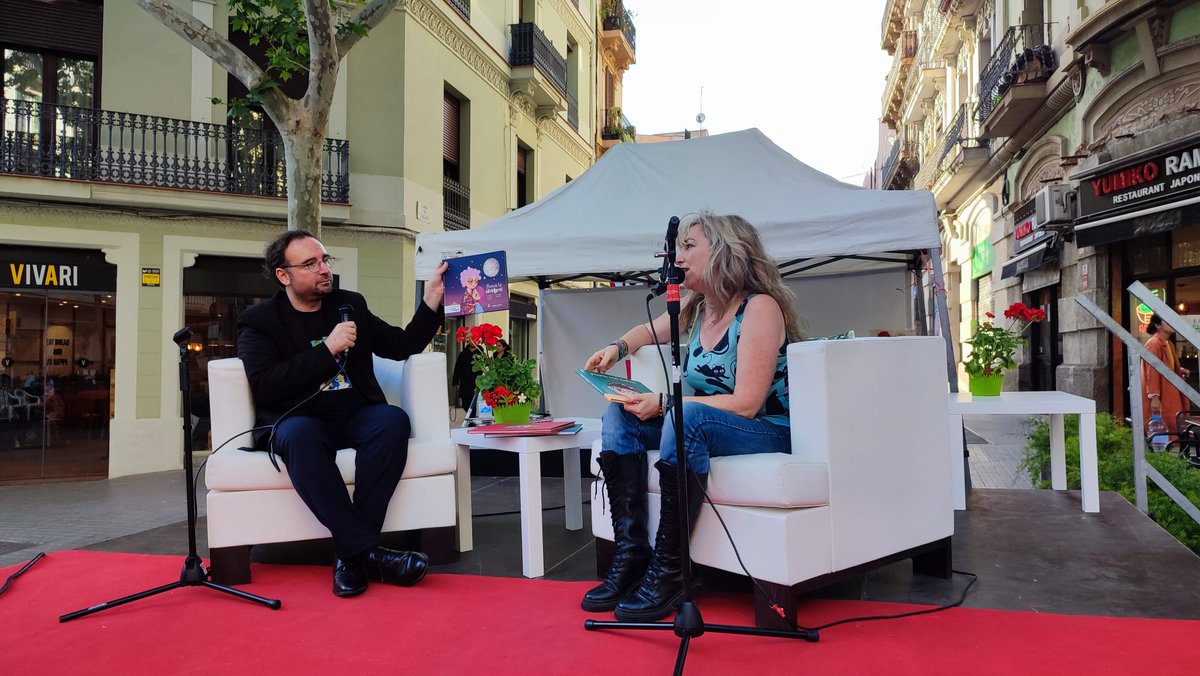 La il·lustradora <a href="/esthervolta/">esthervolta</a> ha presentat els seus llibres en la nostra tarima literària. Obres precioses de molta sensibilitat! Gràcies per acompanyar-nos! Bon Sant Jordi!