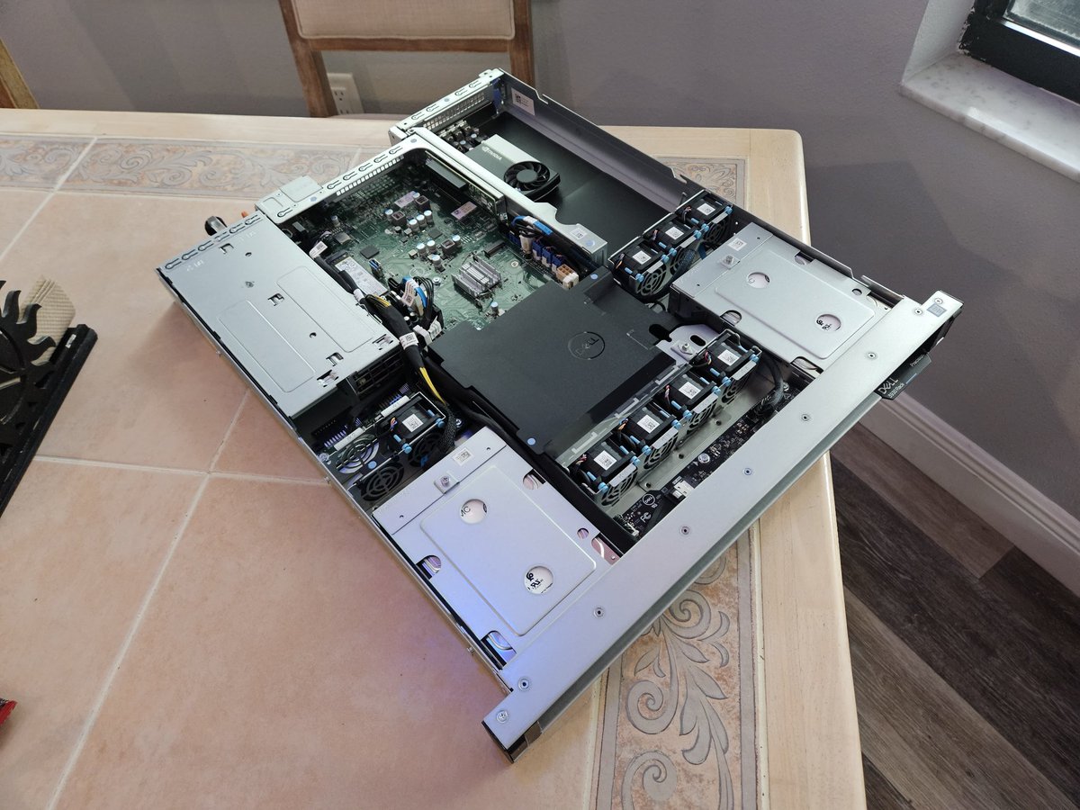 Datan0de's tweet image. We just had a delivery... 😎 #GameServer #YesWeHaveAServerRackInOurHouse