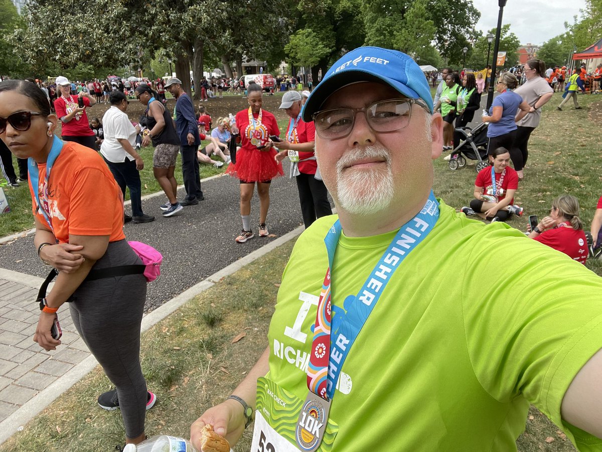 stephyyechoes's tweet photo. First time participating in the  #Ukrops10K. Had a blast and enjoyed a great morning in the City!! Thanks to my boy @hleemon for the bike ride down and the hospitality! https://t.co/FpAbnTjw40