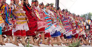 CLCv433cuicatec's tweet photo. ¡Que tal! Hablaremos sobre la vestimenta tradicional de los CUICATECOS varía según la región. Los hombres usan pantalones y camisas de manta, sombreros de palma y huaraches. Las mujeres visten blusas bordadas, enaguas de tela y faldas de colores brillantes. #cuicateco
-RCL https://t.co/7zL7KCYDPl
