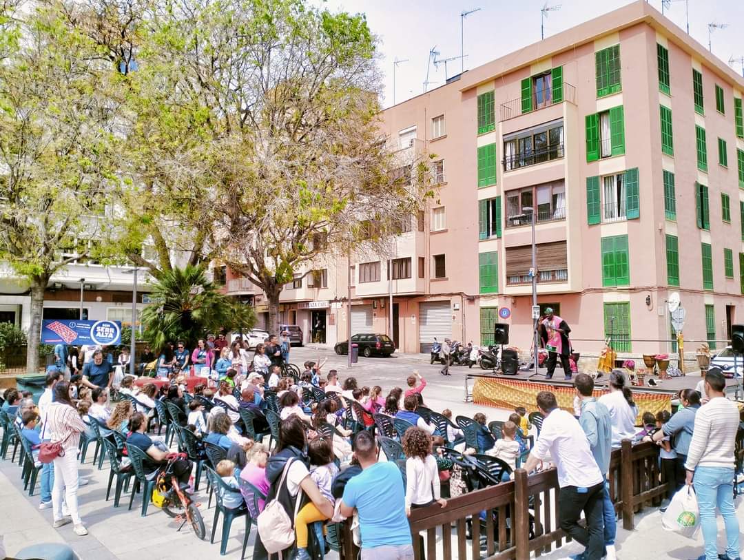 SomSerralta's tweet photo. 🙏Moltes gràcies a tothom per fer possible un Sant Jordi serraltí increïble! 🤩

Ens ha encantat el bon ambient a una plaça plena per passar-ho bé en la millor companyia: la de la gent del nostre barri. Més que mai, #OrgullSerraltí! https://t.co/62K5WPbmuM