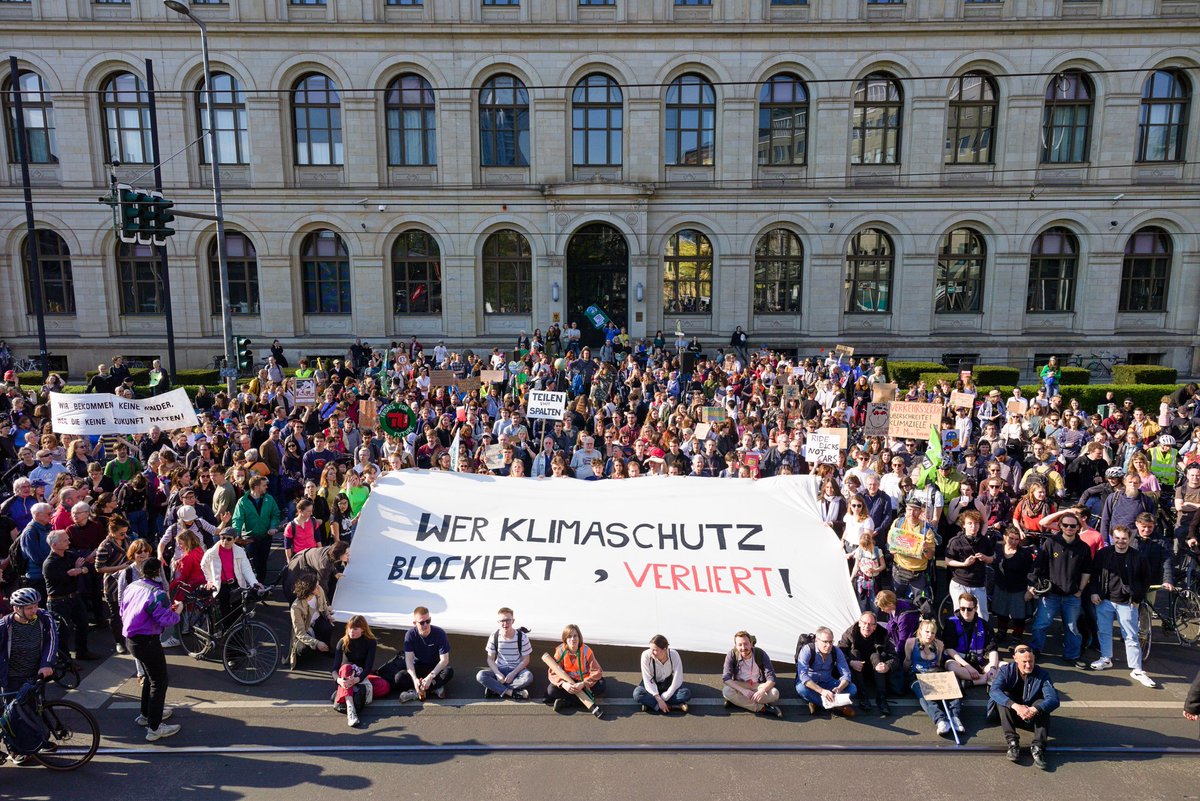 Zum Parteitag der <a href="/fdp/">FDP</a> waren wir gestern mit 800 Menschen in Berlin unterwegs. Vor dem Verkehrsministerium haben wir klargemacht: Es kann nicht sein, dass Volker <a href="/Wissing/">Volker Wissing</a> wiederholt seine Klimaziele reißt und die Ampel jetzt die Ziele abschafft, anstatt die Emissionen zu senken.