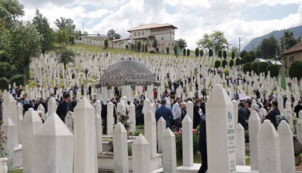 BosnianHistory's tweet image. 🇧🇦 Today, we commemorate #DanSehida in Bosnia, honoring the brave soldiers who made the ultimate sacrifice for their country. Let's remember their courage and unity, and pay tribute to the lives lost. We'll never forget. #MartyrsDay