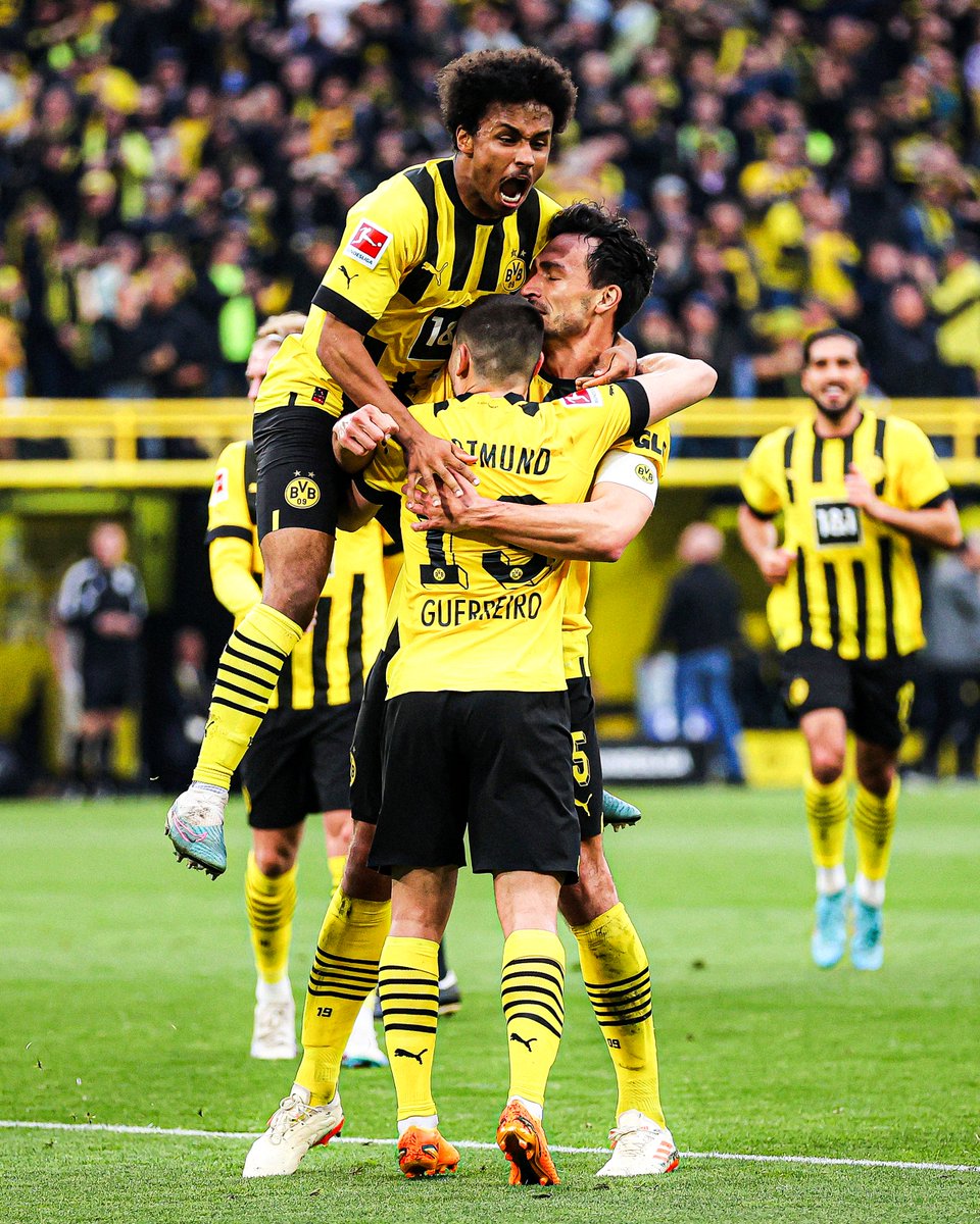 brfootball's tweet photo. 1. Dortmund—60 points (29 games)
2. Bayern—59 points (29 games)

Dortmund thrash Frankfurt 4-0 to jump to first in the Bundesliga 📈 https://t.co/lmnU7CznE3