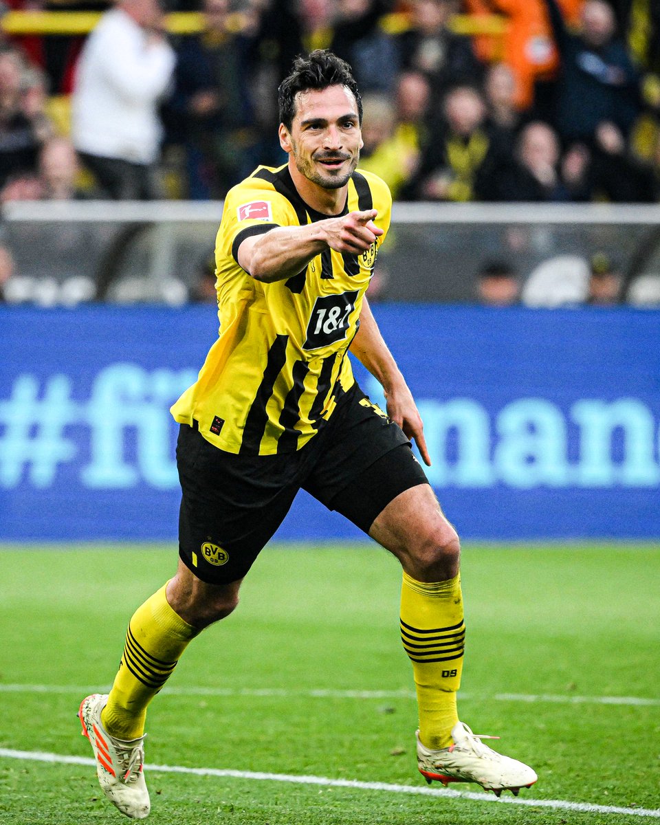 brfootball's tweet photo. 1. Dortmund—60 points (29 games)
2. Bayern—59 points (29 games)

Dortmund thrash Frankfurt 4-0 to jump to first in the Bundesliga 📈 https://t.co/lmnU7CznE3