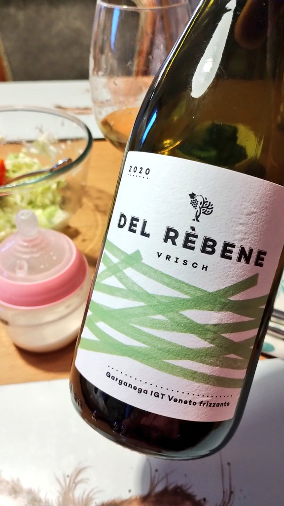 emmabentley87's tweet photo. Bottle for you, bottle for me.
Really enjoying this Del Rebene #colfondo #garganega. The skin-contact maceration makes it more substantial than frivolous, more savoury than show-off... and to think that I didn't know they made a white wine! #naturalwine #delrebene #italianwine https://t.co/v6Fr157gN1