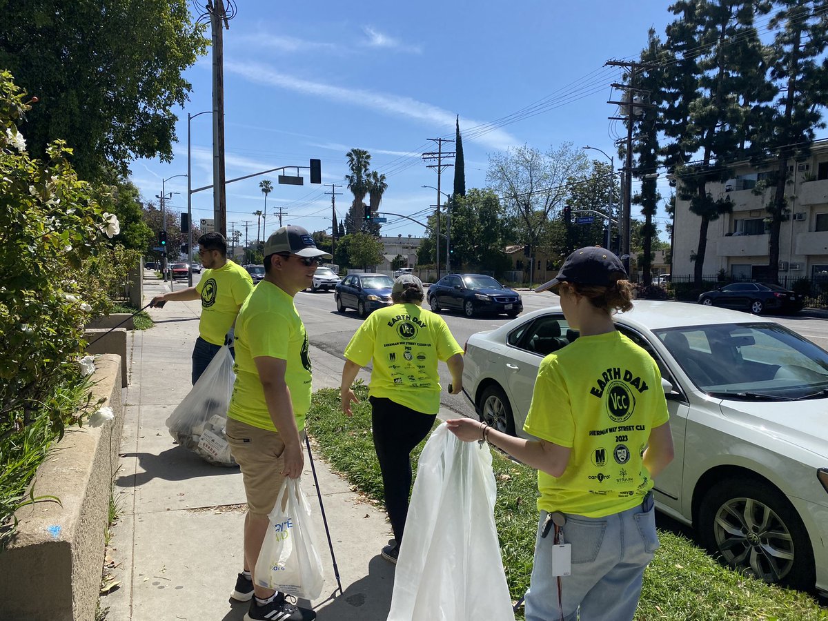 SenatorMenjivar's tweet image. Happy #EarthDay! 🌎 🌱 Team Menjivar clean up crew is on #ShermanWay between Hazeltine and Woodman till noon. Ice Cream Social at Louise Park in #LakeBalboa 12-3!