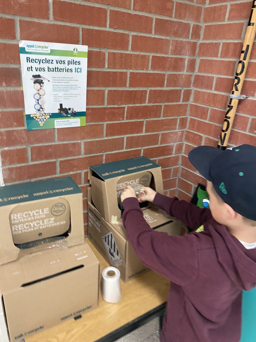 Saviez-vous que l’école accepte vos piles et batteries usagées?
Il suffit de collecter, de protéger et de déposer vos piles et batteries usagées dans les boîtes de collecte près du secrétariat. ♻️🌍
<a href="/EcoEcolesCAN/">ÉcoÉcoles Canada</a>