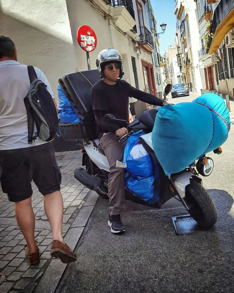 flivillegas's tweet photo. Chico-para-todo. Los nuevos mayordomos de los #apartamentosturísticos #sevilla #igerssevilla #igersspain #spain #españa #fotodecalle #streetcapture #streetstyle #streetphotography #lensculturestreet #all_shots #spain_gallery #spain_all_pics #city #bestcitypics #cities #bestp… https://t.co/k4SSrT9YMs