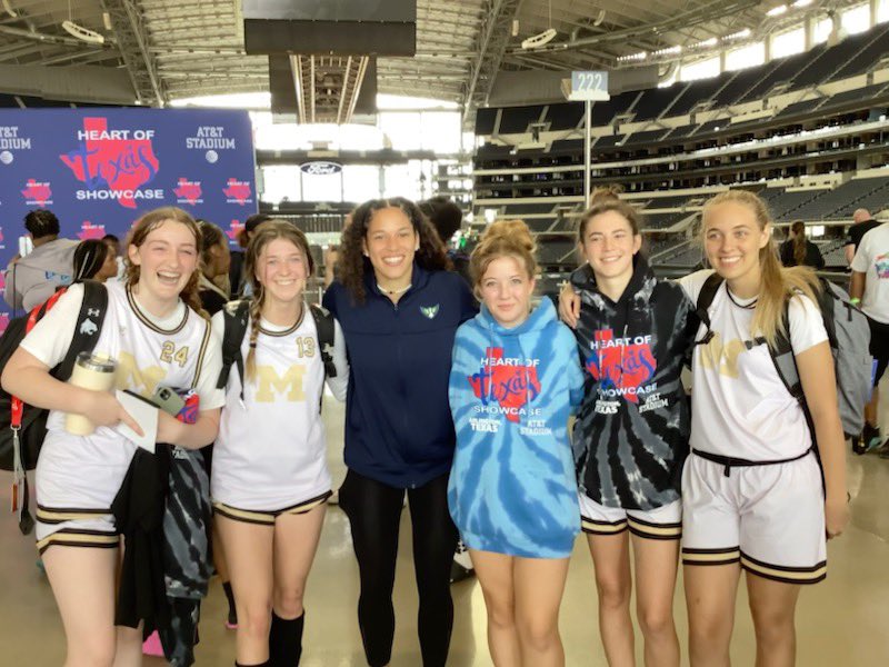 nicolebeatty06's tweet photo. So cool to meet Veronica Burton at the Heart of Texas Showcase! @DallasWings @Veronicaab22 https://t.co/bLvFghnujs