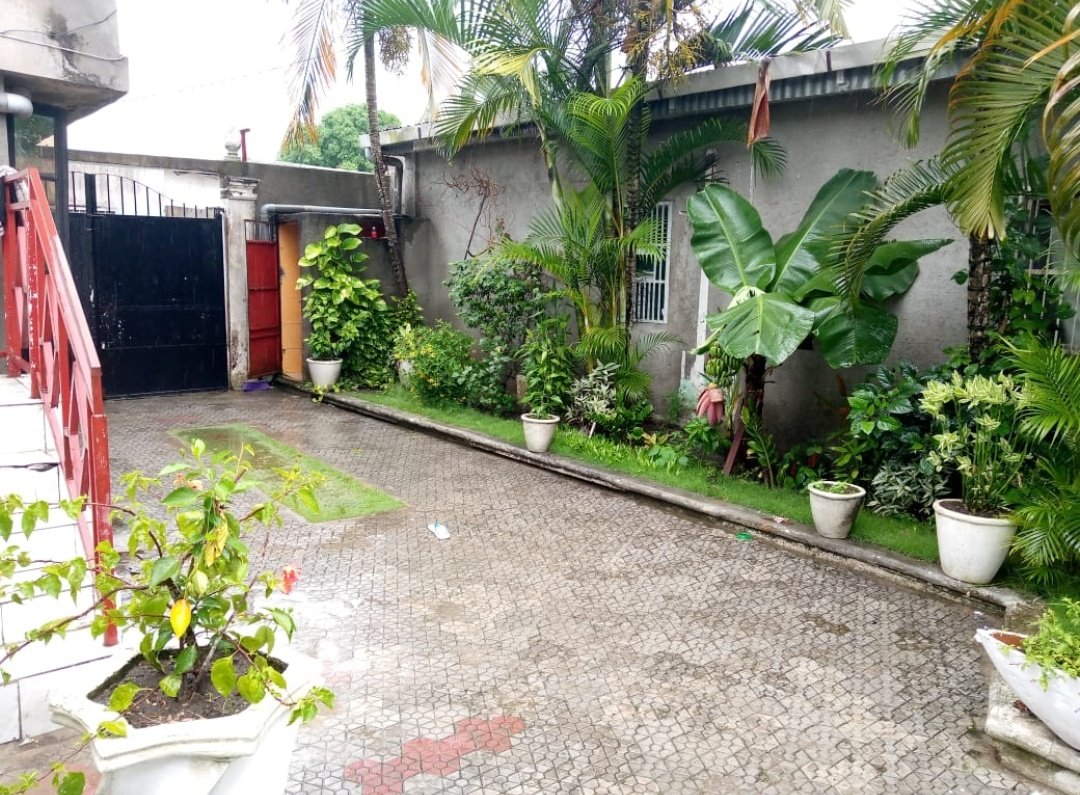 ImmoPonton's tweet photo. Villa a vendre à Ngoyo proche du goudron 
Prix 60 millions à débattre 
Contact WhatsApp 057199398
Description: 3 chambres salon salle à manger cuisine moderne équipe climatisé 3 salle  de bain jardin  plus 4 studios modernes 
#Congo #PointeNoire #Congolais #investissement #viral https://t.co/iL8AuLH7pb