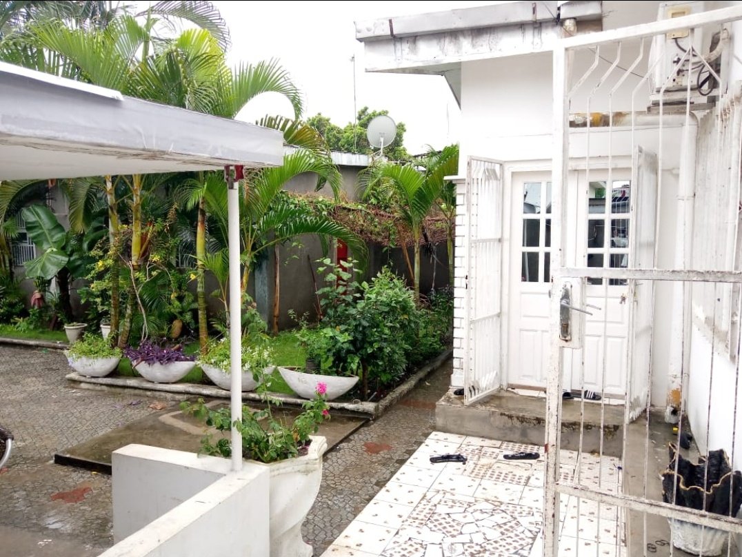 ImmoPonton's tweet photo. Villa a vendre à Ngoyo proche du goudron 
Prix 60 millions à débattre 
Contact WhatsApp 057199398
Description: 3 chambres salon salle à manger cuisine moderne équipe climatisé 3 salle  de bain jardin  plus 4 studios modernes 
#Congo #PointeNoire #Congolais #investissement #viral https://t.co/iL8AuLH7pb