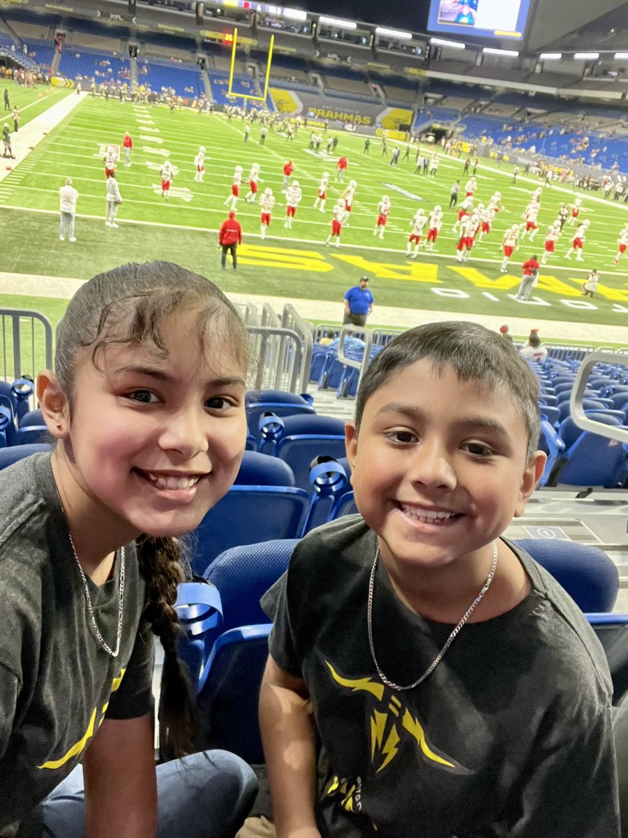 Mercyg161's tweet photo. Ready for the game! #HornsForward https://t.co/7XdcPEWQgB