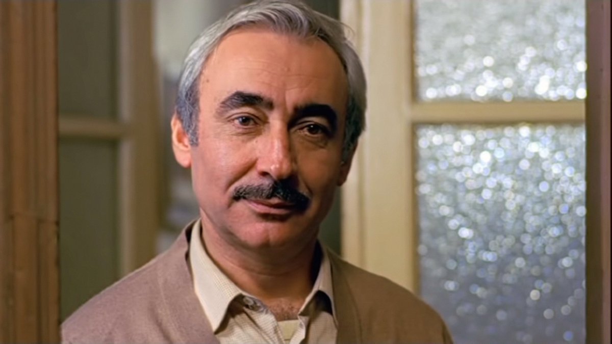 FilmArasiDergi's tweet photo. “Çiçekler ölmüş. Hepsi. Eskiden bir yer ayarlardın, güneşi iyiyse yerini de sevdiyse ne biçim açardı. Şimdi güneş aynı, ışık aynı, yer aynı. Suni gübre istiyorlar, 1-2 gram potas koyunca bir coşuyor namussuzlar ama sonra..  Ölüyorlar."

Muhsin Bey - 1987 (Yön: Yavuz Turgul) https://t.co/svyN313AP8