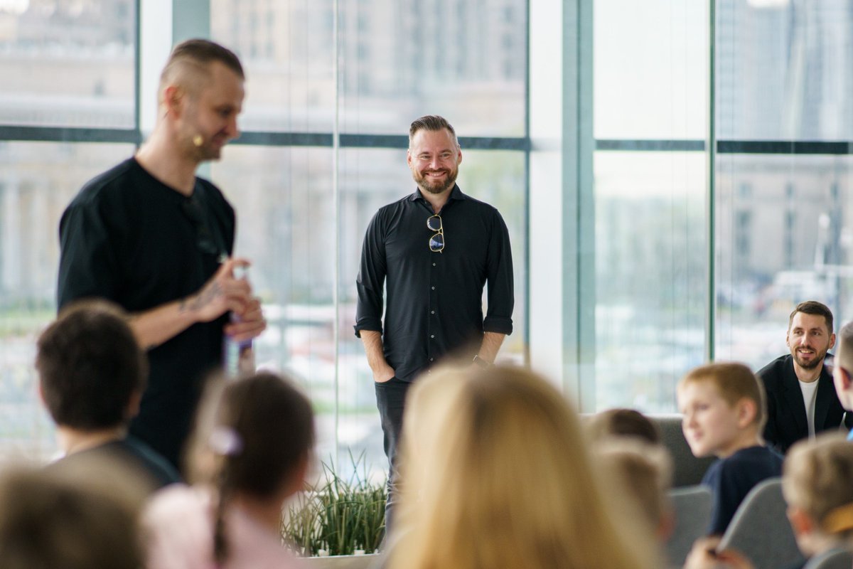 Dzisiaj w Rotundzie dzięki uprzejmości PKO BP odbył się wykład z fizyki dla dzieci z akademii KTS Weszło. Zaczęło się od pytania, czy będzie przerwa na ciastka, a skończyło na pasjonującej dyskusji o rowerach, kurach, czarnych dziurach, słońcu i grawitacji. Profesor Andrzej