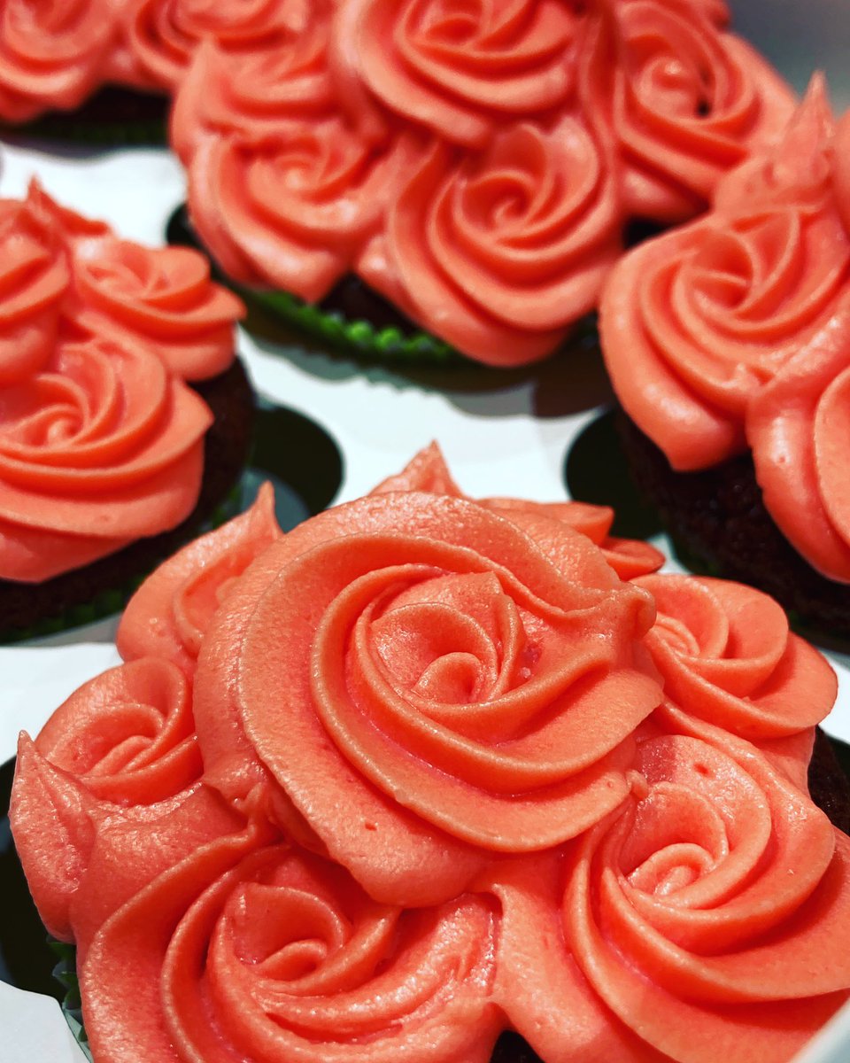 ApindepL's tweet photo. Els #apindèpics us desitgem una molt bona i dolça diada de #santjordi! 🐉🌹📖

Recordeu que serem venent els obsequis fets per les persones usuàries d’ @APINDEP i la nostra cafeteria (entre d’altres, aquestes roses #cupcake! 🧁) a:

🗓️Diumenge 23 d’abril(…) https://t.co/9j5PdStQ60