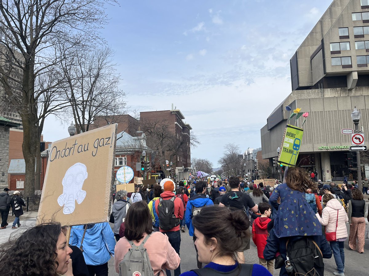 Plusieurs milliers de personnes dans les rues de Québec pour le Jour de la terre. 

Contrairement aux autres année, peu de pancartes anti-troisième lien..! Et une ambiance de fête, voire de victoire. 

#polqc #JourdelaTerre