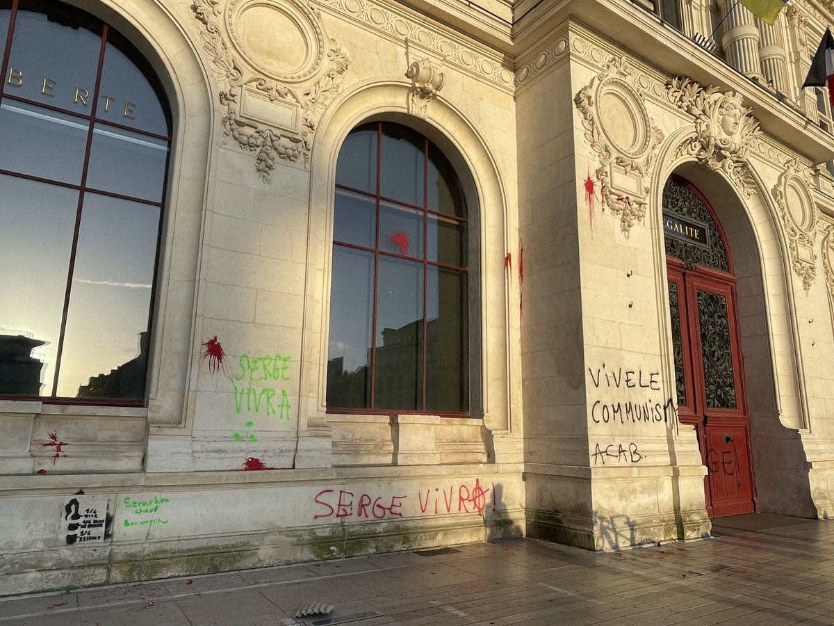 jsproust's tweet image. La mairie de @poitiersfr écolo-communiste dégradée ce jour par l’enfant qu’elle nourrit. #Poitiers #SaccagePoitiers @Prefet86 @P_Collectif @L_Moncondhuy @PCF86