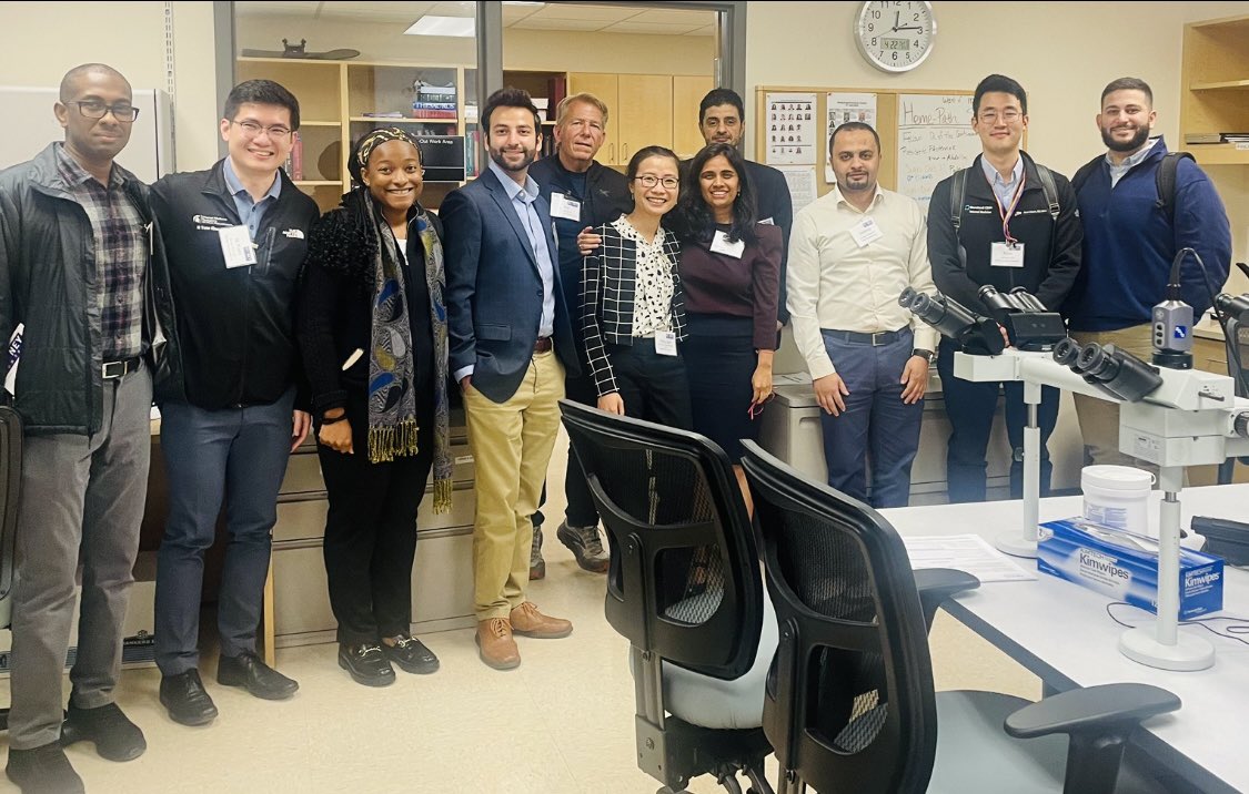 Great session #UrineMicroscopy workshop with this enthusiastic group ! #Kidneycon @jrseltzer @michaelturk6 @SiYuanKhor1
