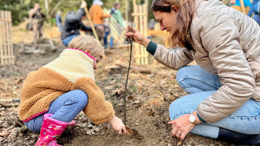 UrbanfishCowork's tweet photo. 1461 arbres plantés à Belfaux. L'association ForêtFribourg a convié le public à planter des arbres ce samedi, lors de la fête des Robins des Bois.

https://t.co/Cl35Ed5C0m

#fribourg https://t.co/bhW52uFHlR