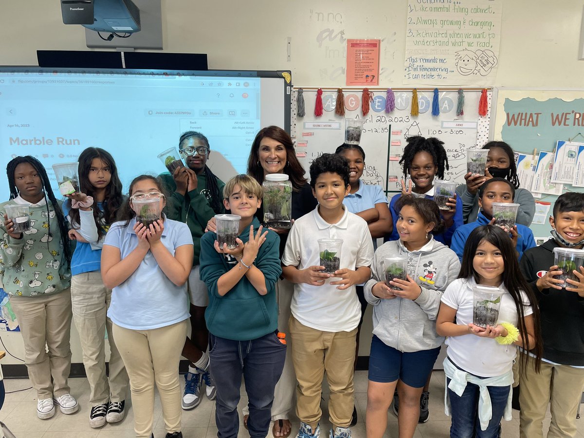 city_leisure's tweet photo. Earth Day is Everyday! Ms. Bushea’s 5th graders spent time this week preparing terrariums that’ll adapt to their home’s atmosphere. #plantlife #smallplants #5thgrade #earthday2023 #lck8 @MDCPSSouth @MDCPS https://t.co/guzJNiNXw8