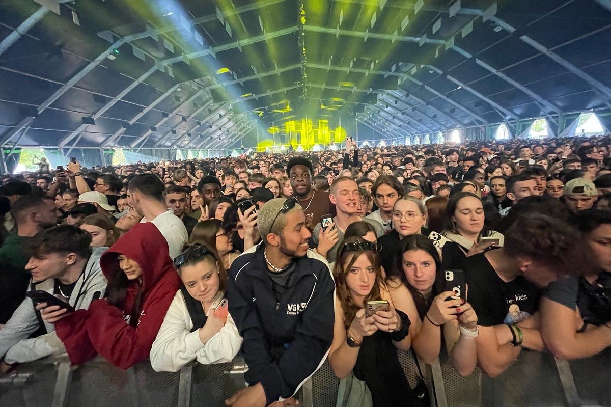 festincentre's tweet photo. La soirée rap bat son plein au W avec @Tiakola_Meloo 🔥
#pdb23 #bourges #festival #printempsdebourges #pdb2023 #tiakola #tiakolamelo https://t.co/glSHxZrZK9