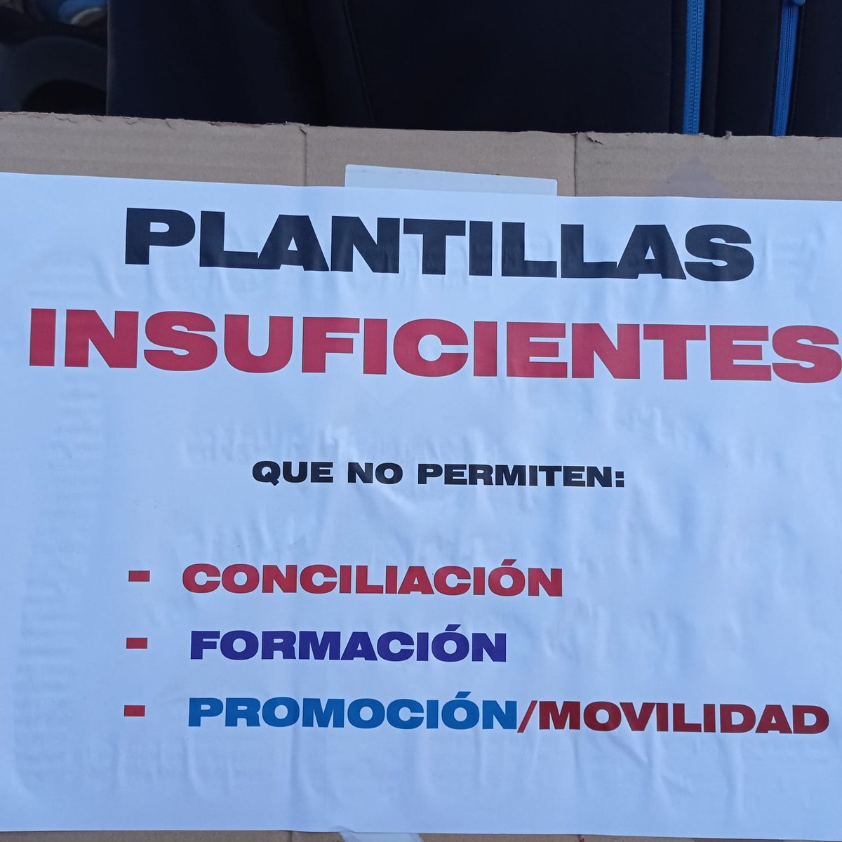 CGTAena_Euskadi's tweet photo. 📢4 de Mayo, en la sede de @aena, exigimos:

✔️Fin de discriminación de doble escala salarial.
✔️FIN COS
✔️Preaviso 5 días.
✔️Subida LINEAL y rec IPC.
✔️Pago festivos trabajados.
✔️ Aumento de plantilla.
✔️35 horas semanales.
✔️Fin Bombero Single y de las pruebas físicas. https://t.co/UC1yZoXgOA