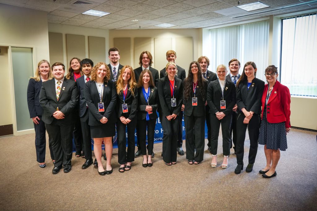 MrsVascik's tweet photo. Round 1 is complete and these constitutional experts made themselves, Boonsboro &amp; the state of Maryland so proud! #bhswethepeople 🇺🇸 https://t.co/HOK8hDD4Nh