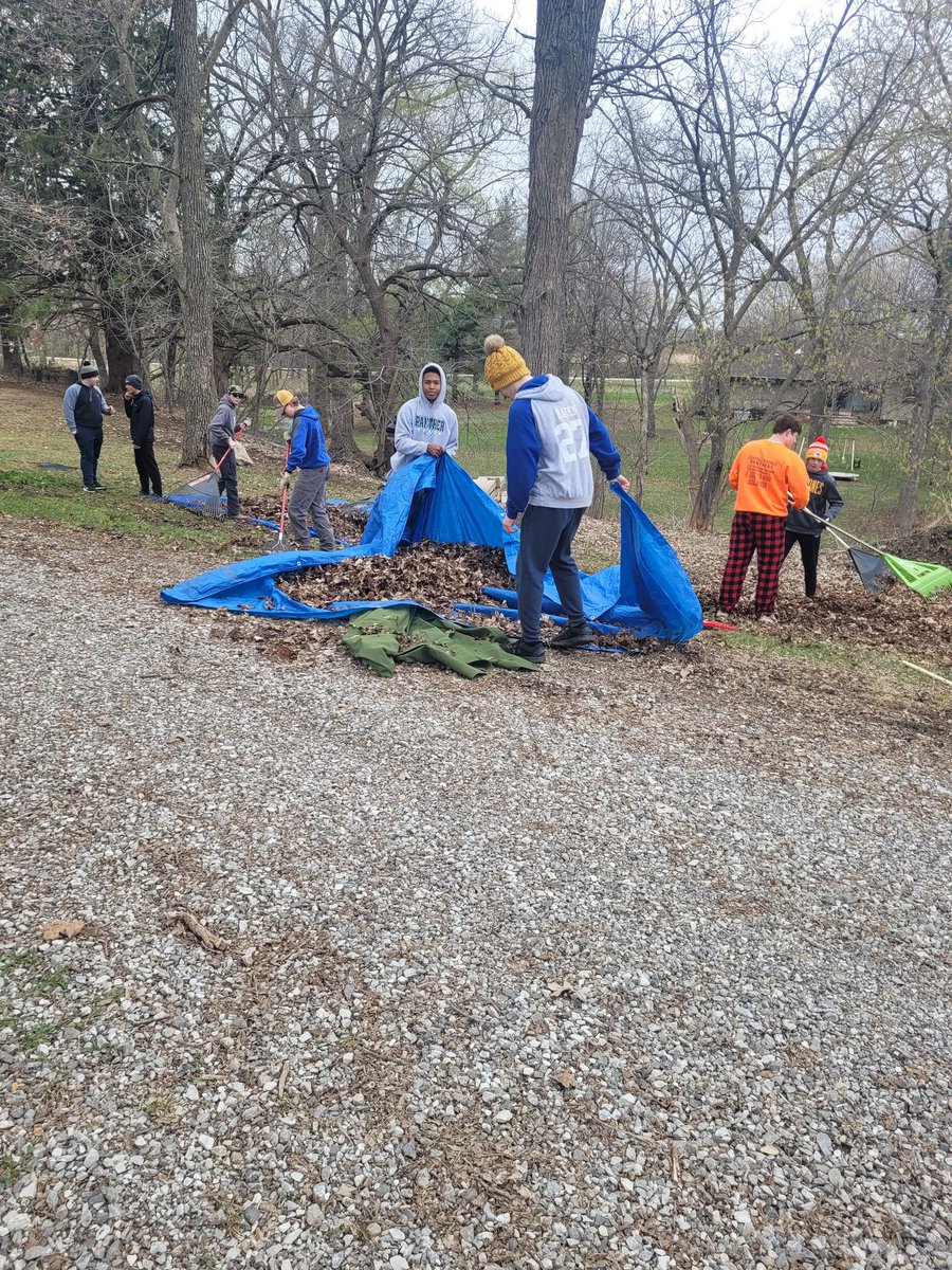 rblickenderfer's tweet photo. Thanks to the @PantherSprings and @CSboysTandF athletes for helping with yard cleanup today! #service #buildingyoungmen Glad we could help Barb! https://t.co/elD53xcWVT