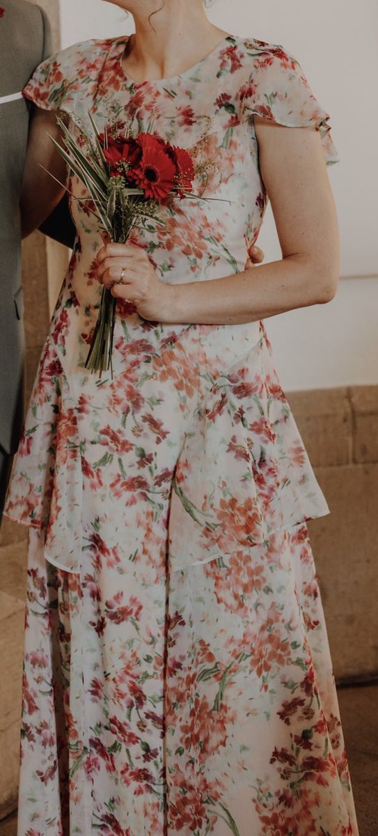 Miss_Middleman's tweet photo. @AliceOutOfPlace 217 EUR und 138 für das Standesamt-Kleid. Ich mochte beide sehr. https://t.co/R9omzh2LlA