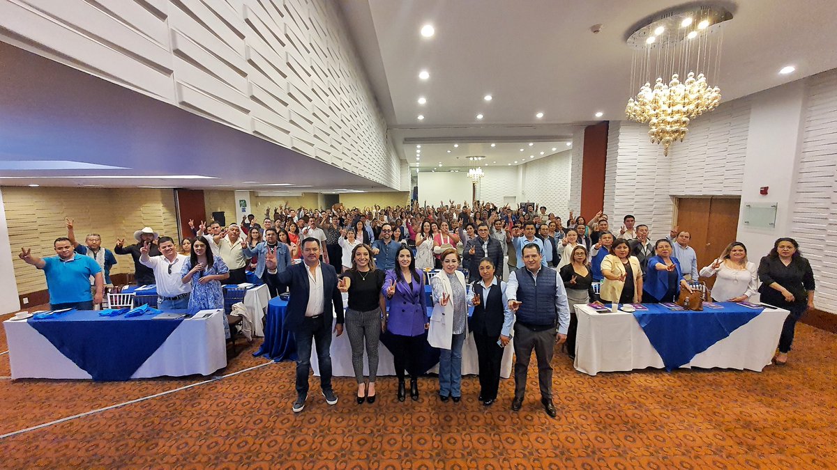 PAN_Hgo's tweet photo. Desde el último rincón de Hidalgo llegaron 🚗 las y los generadores del cambio en México 🇲🇽! Son las y los líderes que trabajan por el bien común de las mujeres. 👩👵

👉 Escuela de Líderes: Capítulo Hidalgo 

@claudialunai @Jennymarlu @lauesquivelt @PPMnacional https://t.co/3u4t6OfDZM