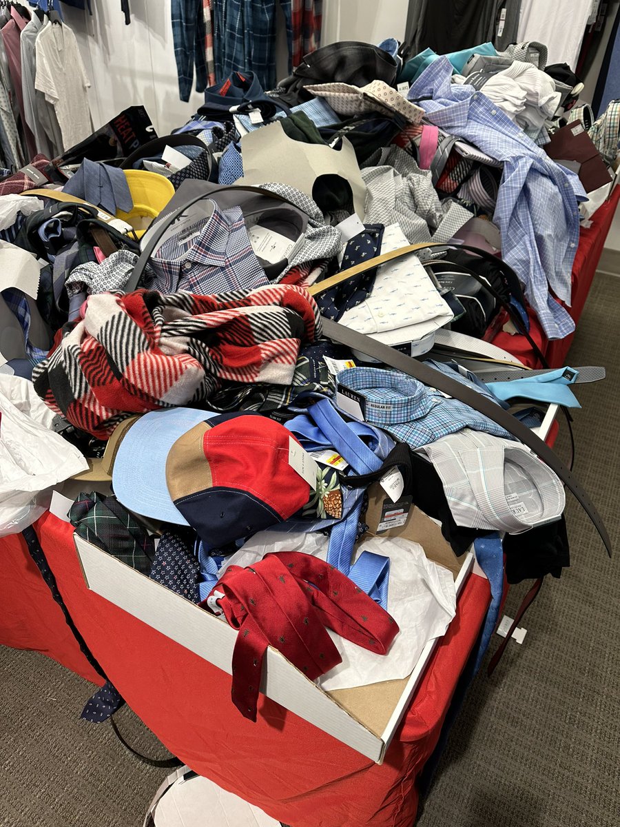 Neil Saunders tweet media