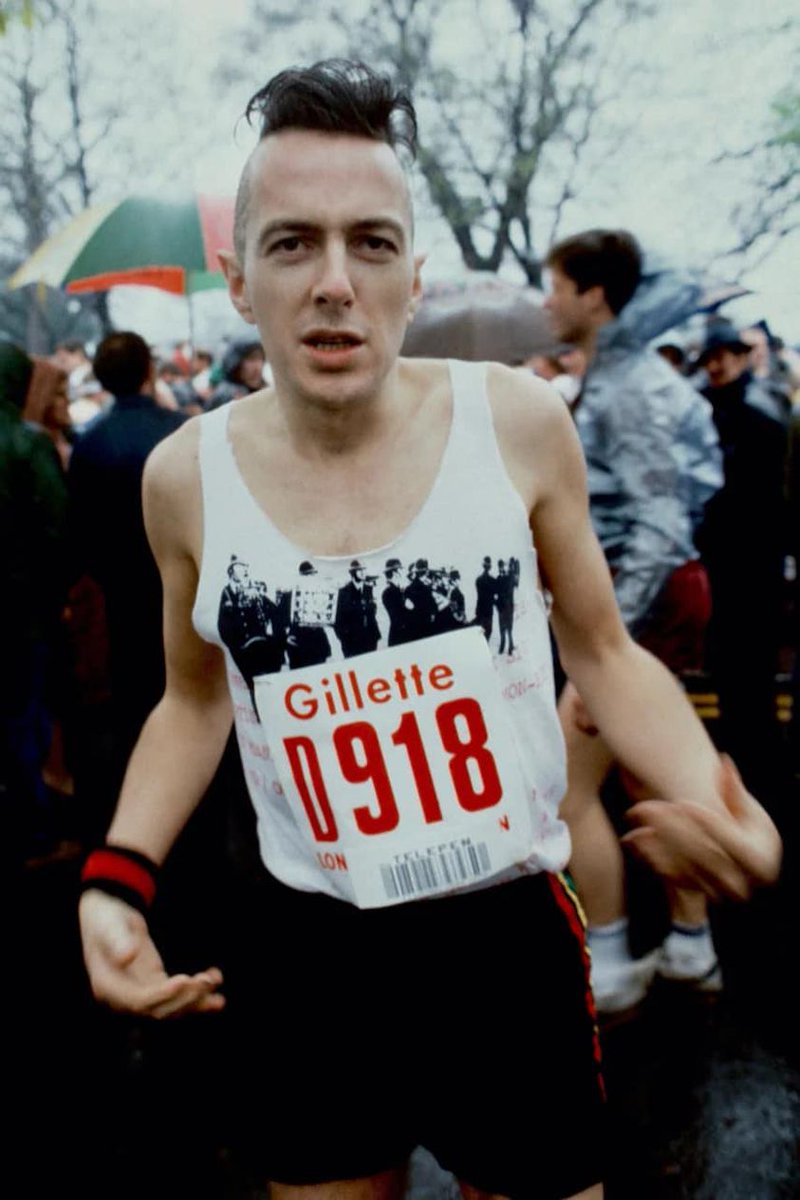 Avril 1983. Le chanteur des Clash, Joe Strummer, termine le marathon de Londres en 4 heures et 13 minutes. "Le plus dur, c'est de résister à la tentation de s'arrêter dans un pub sur la route" commentera t-il sobrement après la course