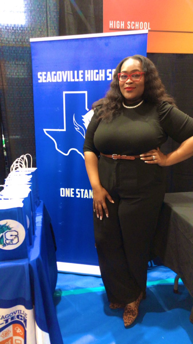 HeyMsThomas1913's tweet photo. My first Dallas ISD Job Fair as an Administrator in the books! One of my 2015 DeSoto babies is now an Educator! My coworker said you know everybody! 😂 #DISDRaised #DISDEducator #HeyMsThomas🖤👑 #APBae https://t.co/YvvJkkYjSC