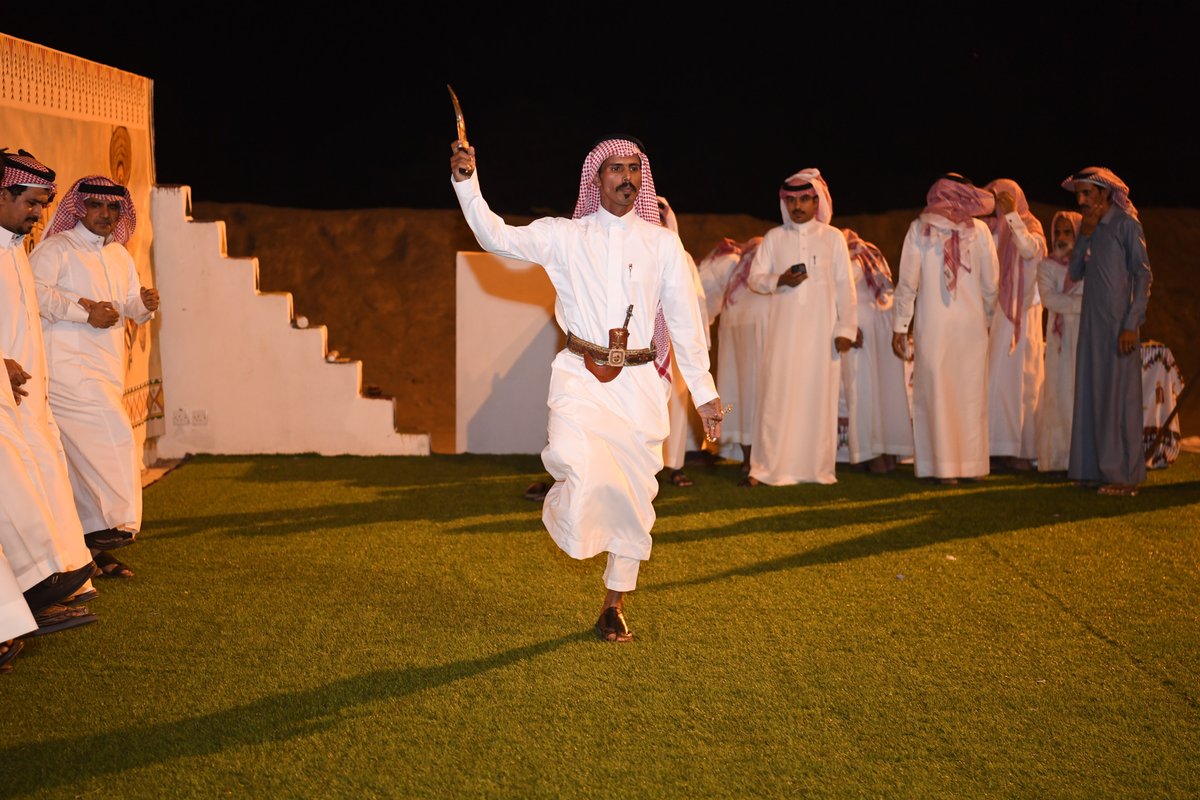 من مسرح حديقة المركز ومن ليلة عيد جانب من الحضور والفعاليات للاحتفال مردداً الجميع فيها كل عام والقيادة والوطن بخير