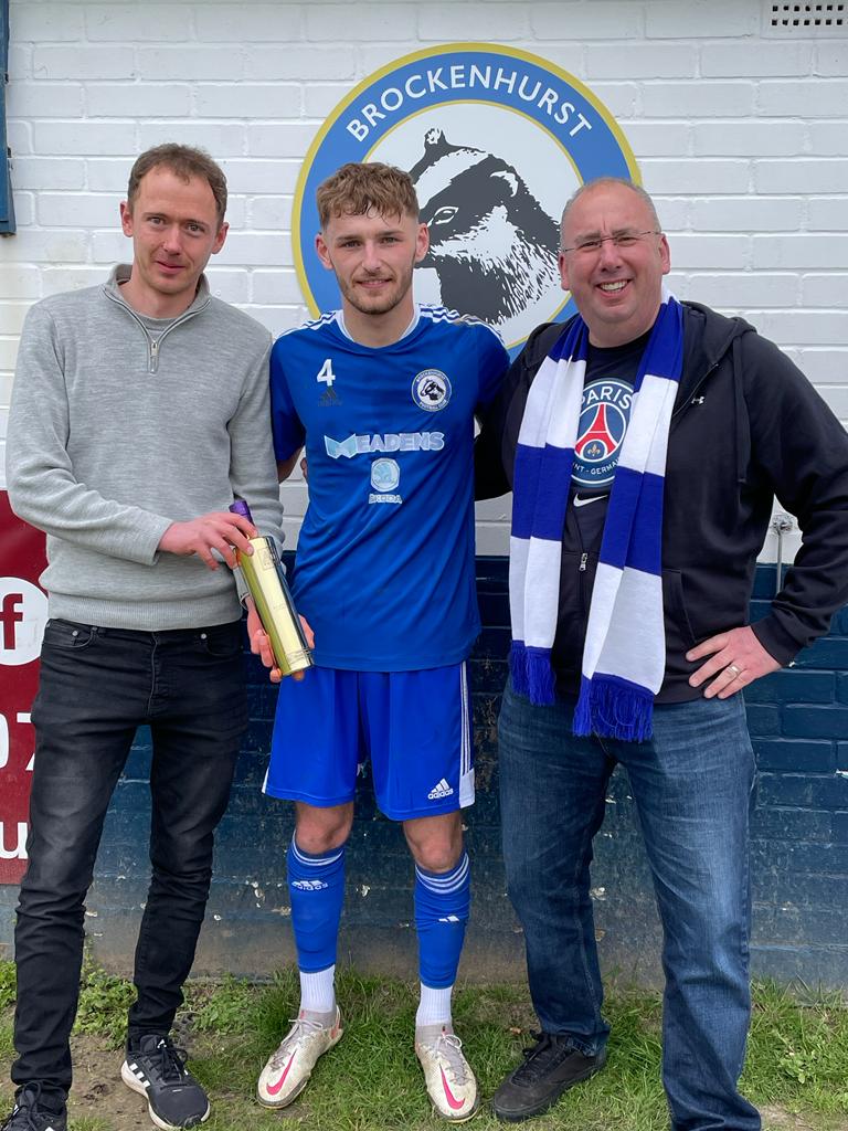 Brock_FC's tweet photo. TODAY'S MAN OF THE MATCH
Today's Badgers Man of the Match chosen and pictured with our Match Sponsors - Tesco Express Brockenhurst is @RonanMoore14 👏 https://t.co/LVLRB0Go1O
