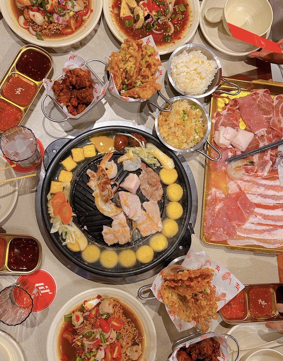 ppeilingg_'s tweet photo. แต้มบุญชั้นสูงมากกกกก มากินเฮหมูกระทะ เจอทั้งอปป้าเกาหลี อปป้าไทย ในร้านหมูกระทะ ฟินมากก มินกยูกับพี่อินสารินน่ารักมาก เอาขนมมาให้มินกยูด้วย โคตรน่ารักเลย!!  
 #MingueMomentinBKK #KimMingue #innsarin  #คิมมินกยู #อินสาริน https://t.co/SuoaC4idmT