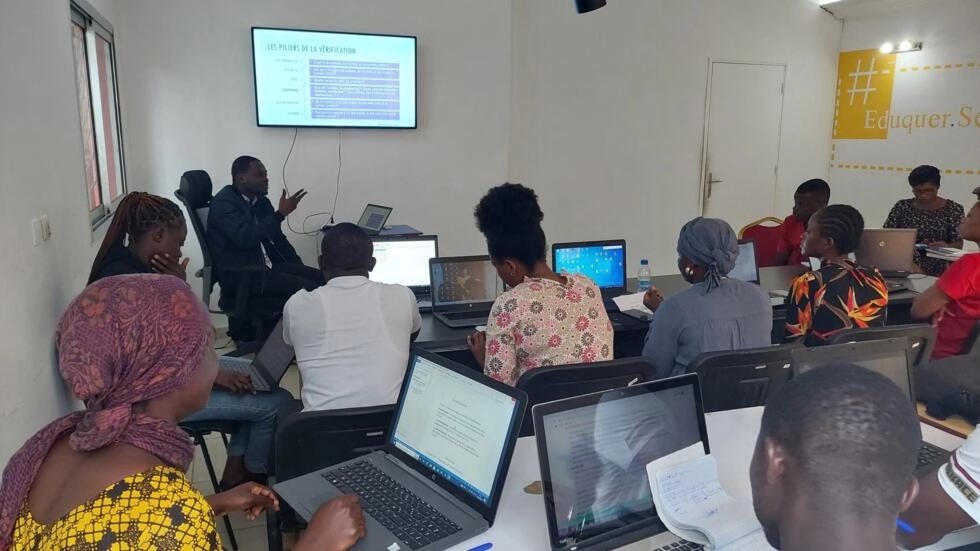 croireci's tweet photo. Ce jeudi 20 avril, Binta Diagne, correspondante pour @RFI est passée pour découvrir le projet de l’@edfactchecking . Découvrez son article 👉 https://t.co/xCOcZoDYKm https://t.co/gmQlRrucZw