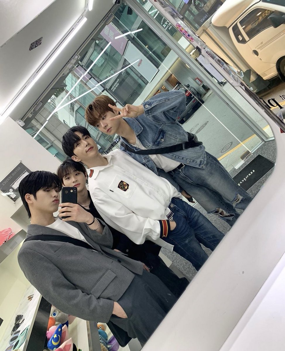 junghojinbr's tweet photo. 📸 | Atualização de Lee Seunghwan em sua conta no Instagram com Hojin, Park Gwanyoung, Kim Minhyuk e Jung Mingyu.

"Ótimo trabalho no Boys Planet! 👏🏻"

#JUNGHOJIN #정호진 #HOJIN #호진 https://t.co/ByesoXjgeI