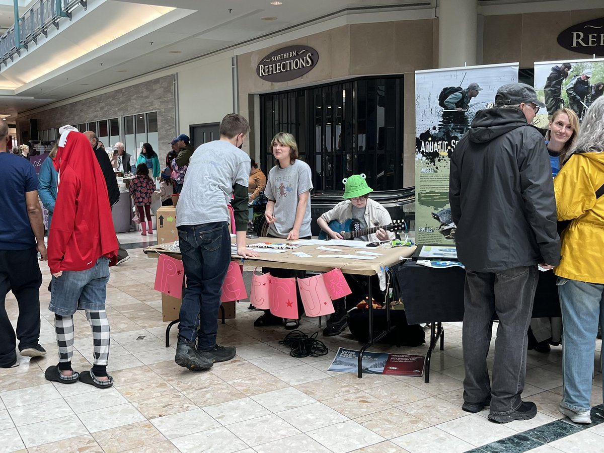 H3ELPLeaders's tweet photo. Eco fest is happening at city plaza in London… so many great organizations with great green solutions. Come check it out! @CityofLdnOnt @TVDSB https://t.co/96L68yNDSw
