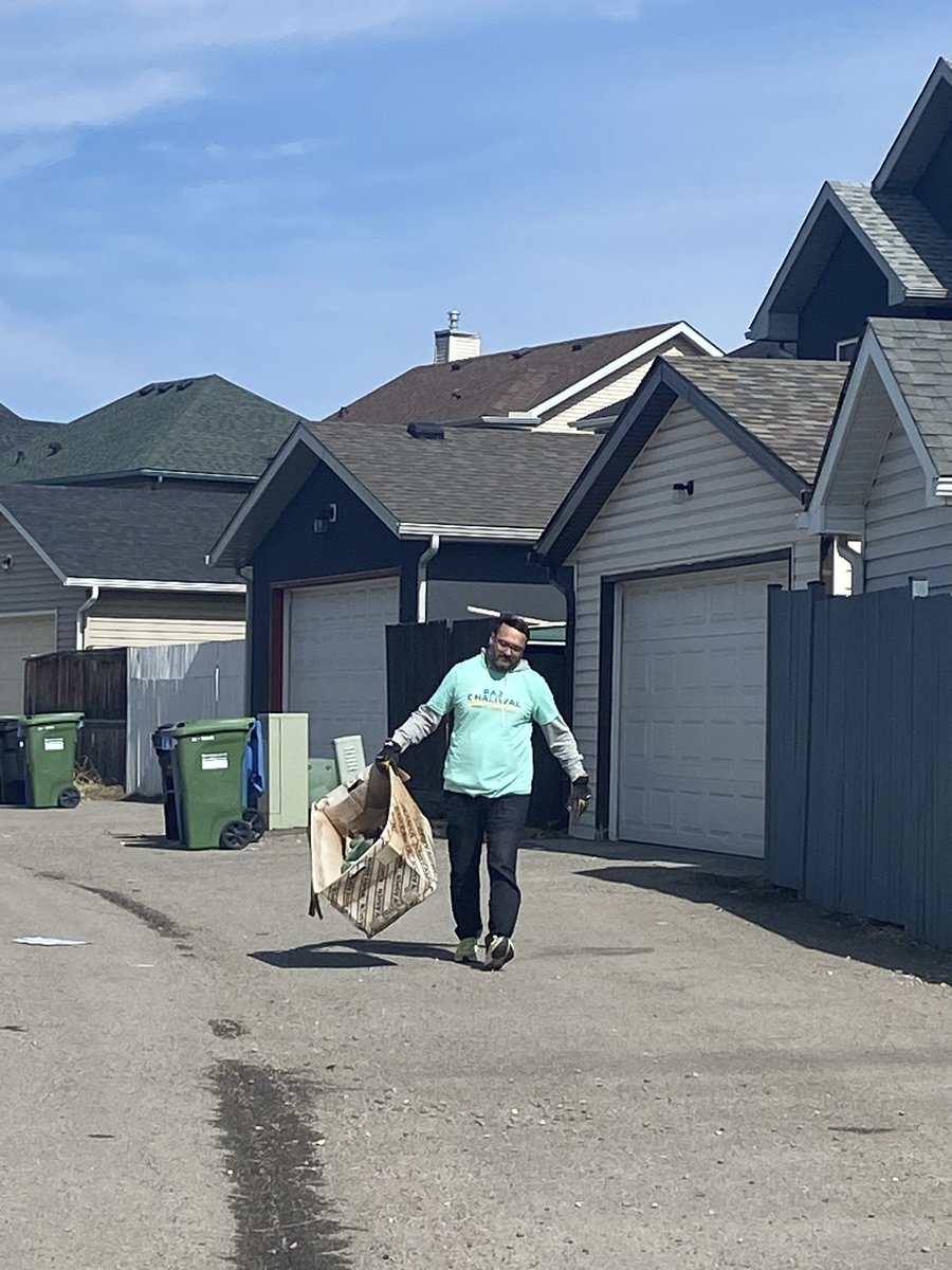 RajDhaliwal_YYC's tweet photo. A very successful start to #alleycleanup in Ward 5 this morning. #yyccc #ward5yyc #yyccleaning #ForwardTogether https://t.co/G0xkiyyHu4